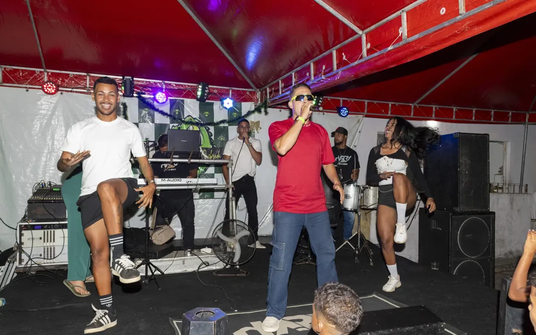 Natal dos Flexais acontece com festa, música e distribuição de brindes